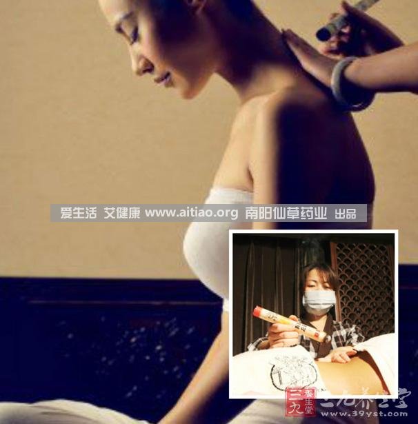 足三里穴是位于外膝的下3寸、脛骨外側(cè)一橫指左右的位置，艾灸10-15分鐘即可，需堅(jiān)持一段時(shí)間，很快可以看到祛濕的效果。